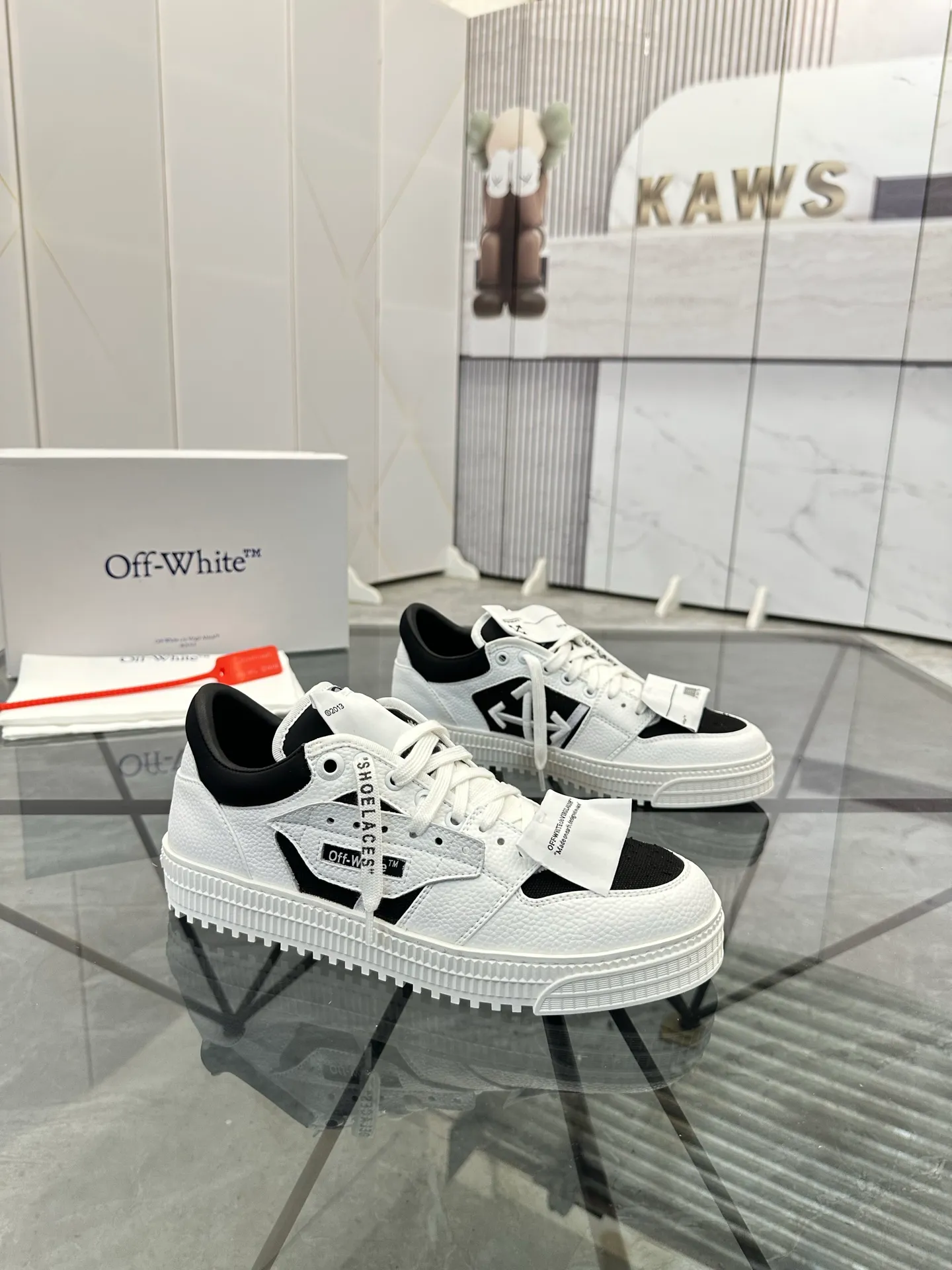 Selling men's shoes 💰: 💰P500¥ High-end top quality Product trademark: OFF WHITE *"OFF WHITE*" low-top casual shoes Regular size: 35-45 (can be customized to 46) Couple style Product materials: Upper imported first-layer cowhide stitched with original fabric, genuine leather lining, original outsole. No.: H203